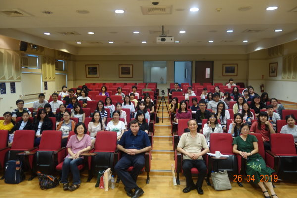 Prof. Scott Cook from NUS talked about Chinese wine etiquette culture.